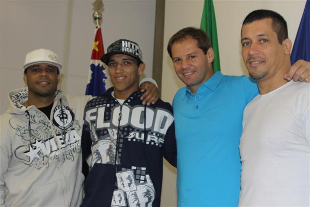 Ericson Cardozo, professor e treinador da equipe Bronxs Goldie Team, o atleta Charles Oliveira , vereador Marcelo Mariano e o professor de jiu jitsu,